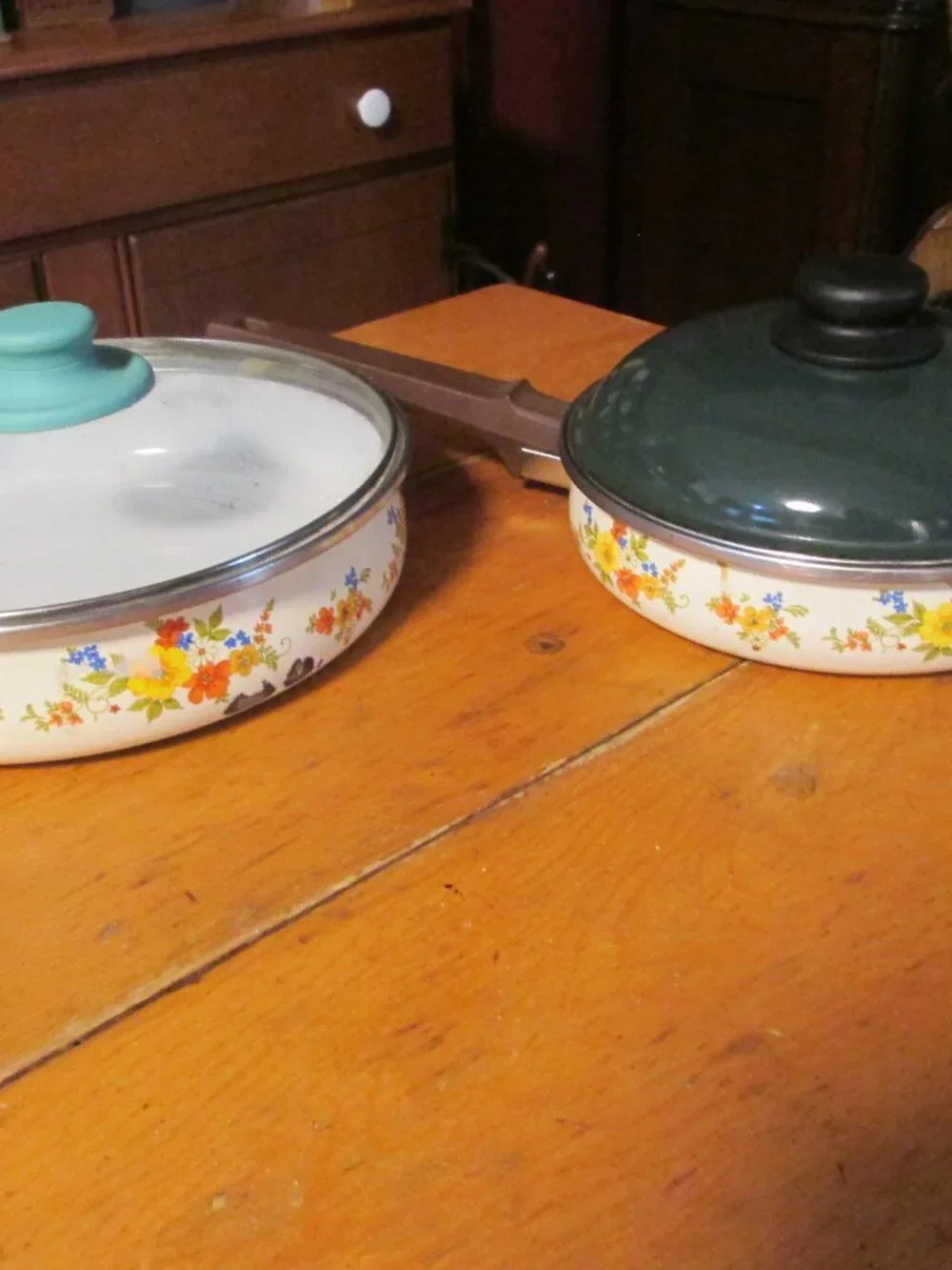 Vtg 70s JMP Cast Iron Enamel ware boho floral fry pans 2  8in 10.5 in w/lids